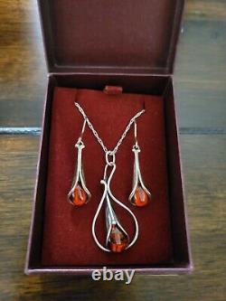 Temps passés Ensemble de boucles d'oreilles et de collier en argent sterling avec des lys en ambre de style Art Nouveau vintage
