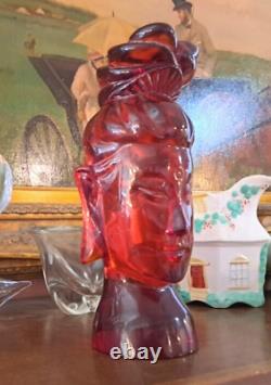 Tête de déesse Guan Yin sculptée en ambre rouge cerise vintage. Haute de 8,5 pouces.