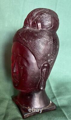 Tête sculptée de déesse Kwan-yin Guan Yin en ambre rouge cerise vintage. Haute de 7,5 pouces.