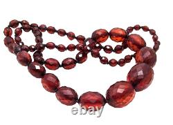 Un collier en ambre de cerisier bakélite antique gradué et facetté noué à la main